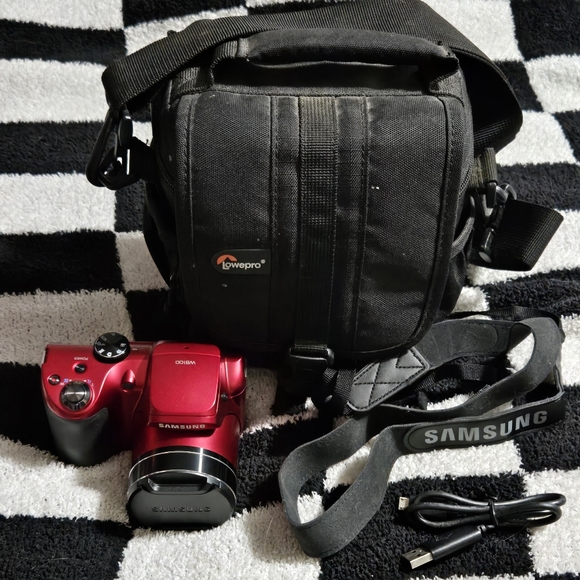 Samsung Wb100 Digital camera 16.1mp strap cord and camera bag